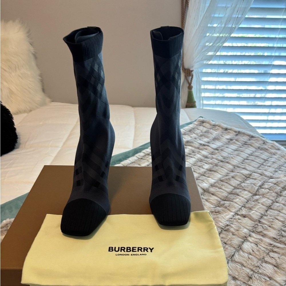 authentic Burberry dolman, booties in grey size 39.5 - Picture 2 of 9